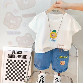 Комплект одежды для маленьких мальчиков 2023 года, летняя одежда для младенцев, детская футболка с коротким рукавом, джинсовые шорты, одежда с мультяшным медведем, детская спортивная одежда