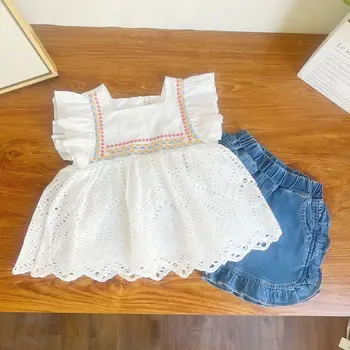 Одежда для маленьких девочек 2023, летний новый костюм для девочек, вышитая кукольная рубашка и кружевные джинсы, комплект из двух предметов